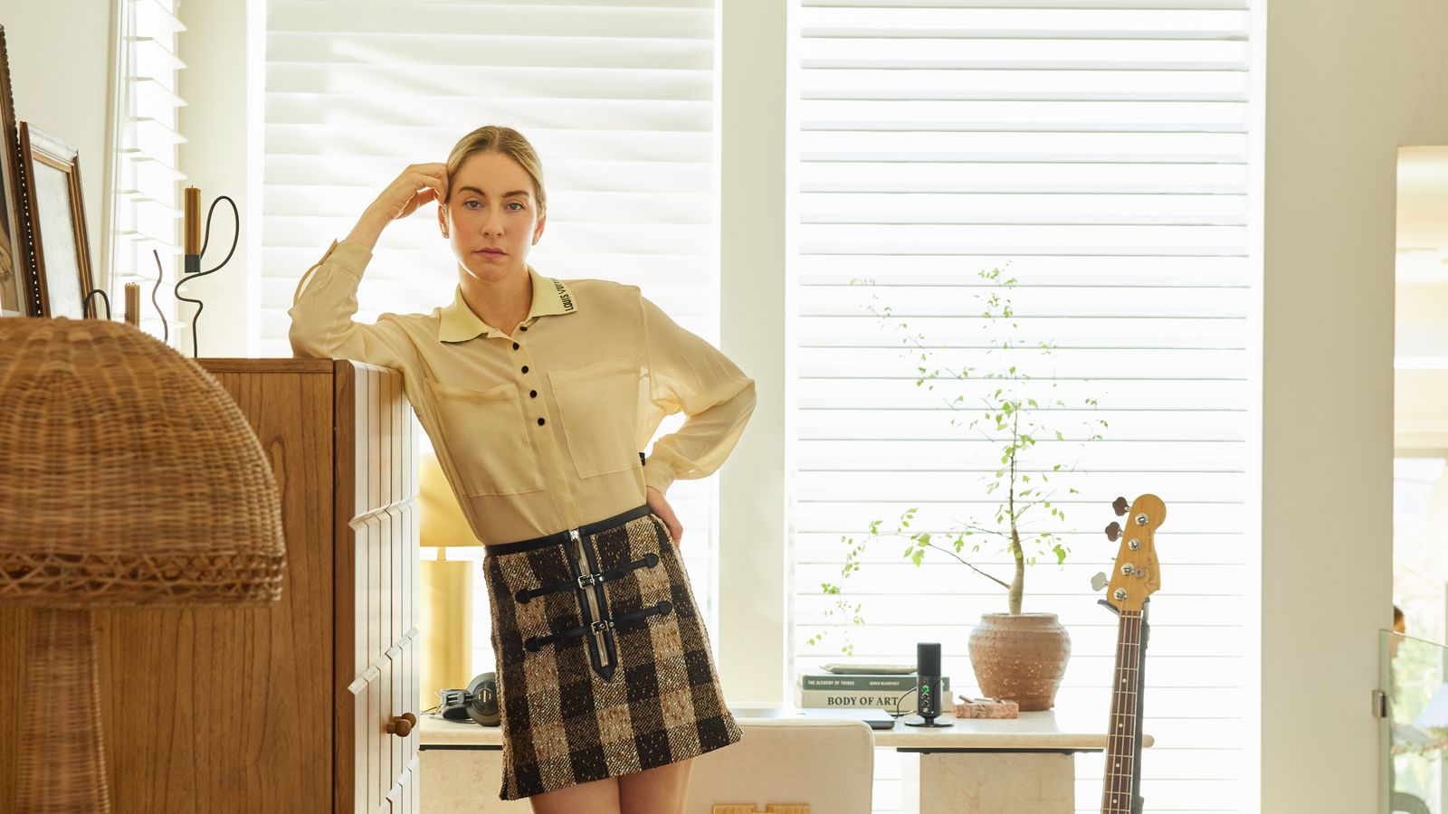 Este Haim’s Hacks for Bedroom Bliss Are Tea, Melatonin Gummies, and the Scandinavian Sleep Method